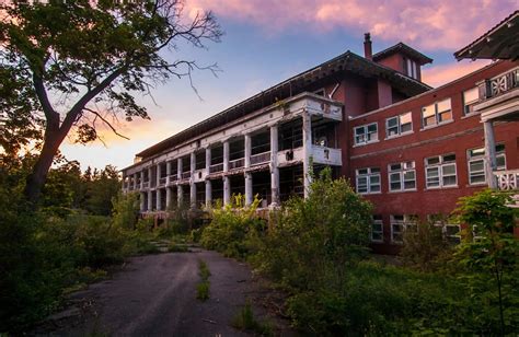 Eerie pictures of Abandoned hospitals in the US - Mirror Online