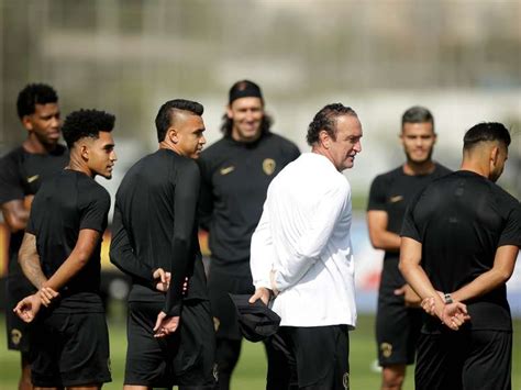 Cuca faz treino tático e finaliza preparação para duelo contra o Goiás