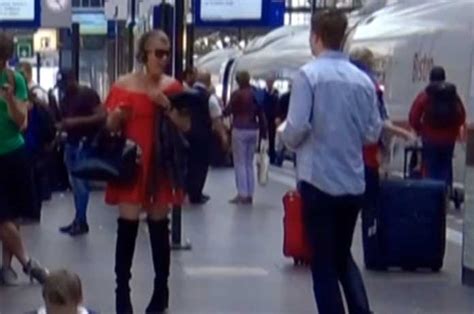 Woops Hij Laat Zijn Dildo Vallen In T Openbaar De Reacties Hilarisch Video Zita