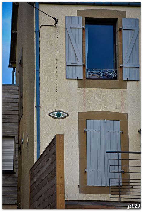 L Oeil De Pierre Chanteau Sur Le Mur D Une Maison Flickr