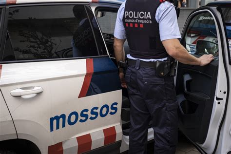 Tira Un Perro Peligroso Contra Los Mossos Que Lo Iban A Detener En