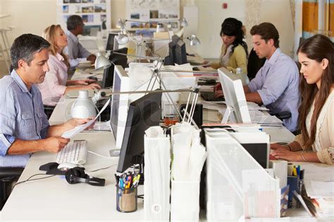 Team arbeitet an Schreibtische im besetzten Büro Stock Bild Colourbox