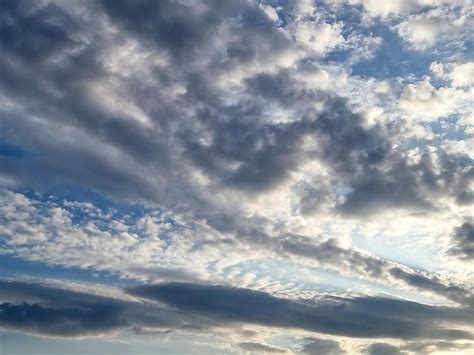 Premium Photo The Perspective Of Nimbus Clouds In The Blue Sky