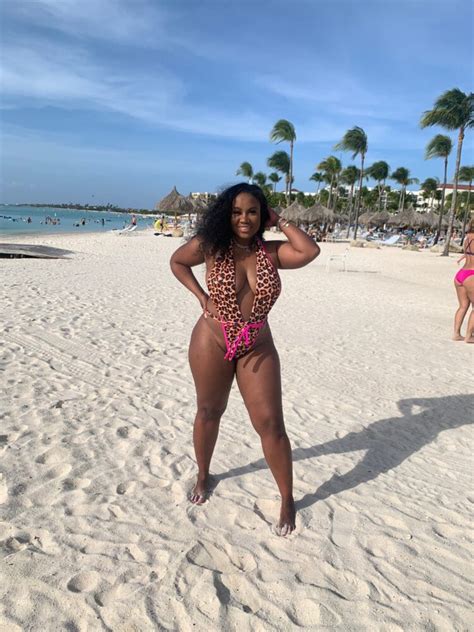 Hot Sexy Vee Bikini Pics
