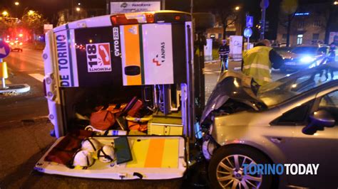 Incidente In Corso Lecce Ambulanza In Emergenza Ribaltata