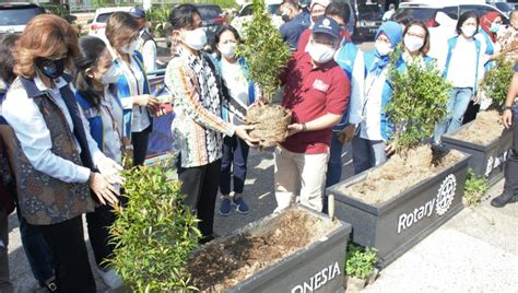 Tanam Pohon Di Kawasan Tugu Jam Pasar Gede Gibran Ajak Masyarakat