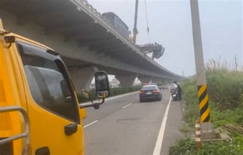 台61線聯結車互撞！車頭懸半空 1駕駛墜橋命危｜東森新聞：新聞在哪 東森就在哪裡