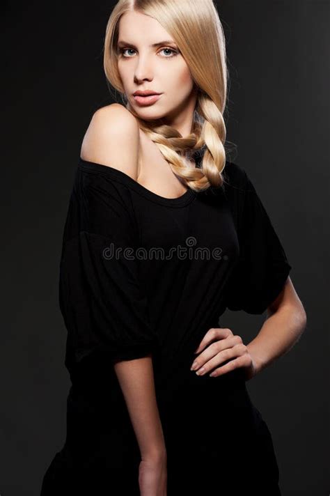 Jeune blonde de attirance photo stock Image du foncé 17726316