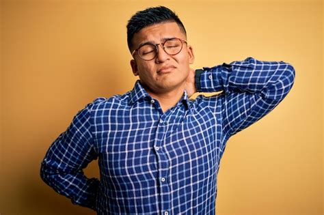 Jovem Latino Bonito Vestindo Camisa Casual E Culos Sobre Fundo Amarelo