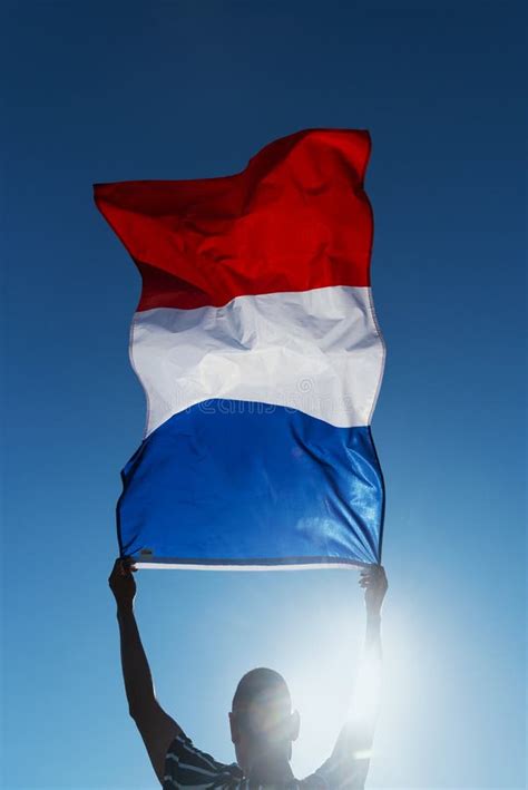 Man Zwaait Met Een Franse Vlag Op De Wind Stock Afbeelding Image Of