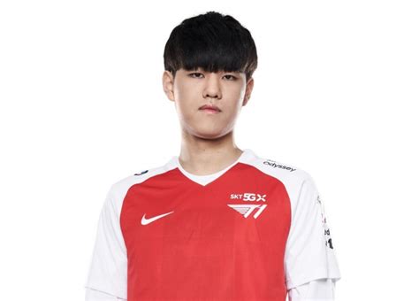 Lck T1 오너의 릴리아 키우며 농심에 선취점