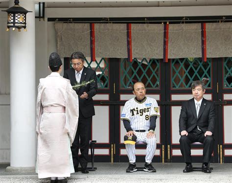 【阪神】岡田監督ら西宮神社で必勝祈願 絵馬には「アレ入れとかなアカンと思うて」とにっこり プロ野球写真ニュース 日刊スポーツ