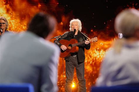 Photo Le Chanteur De Ans Se Trouvait En Haut Des Escaliers De Sa