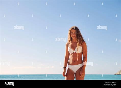 schöne junge Mädchen tragen mit Bikini in den blauen Farben der Myrtos Strand Kefalonia