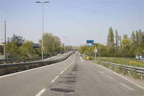 Modena Non Si Ferma Allalt Della Polizia Locale Fugge Contromano In