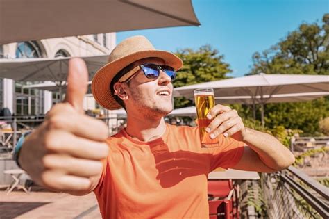 El Hombre Bebe Y Prueba Una Deliciosa Cerveza Artesanal Tradicional