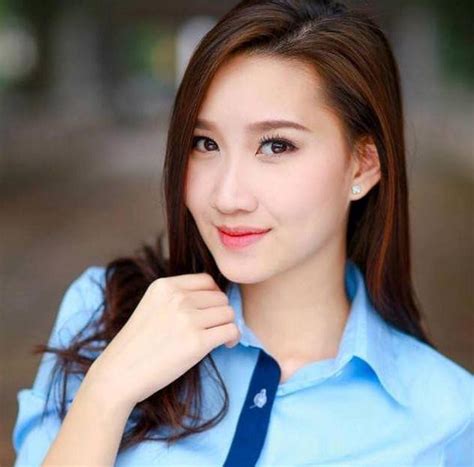 Hot girl Lào gốc Việt khoe ảnh tốt nghiệp Học viện Ngoại giao