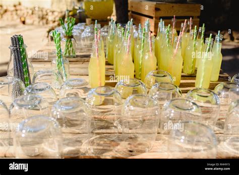 Groupe de bouteilles en verre avec paille avec de la limonade fraîche