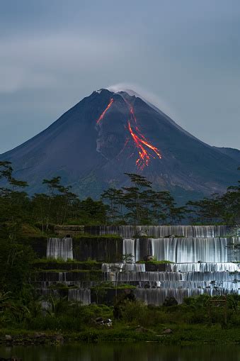 Gunung Merapi Indonesia Fotos Baixe Imagens Gratuitas Na Unsplash