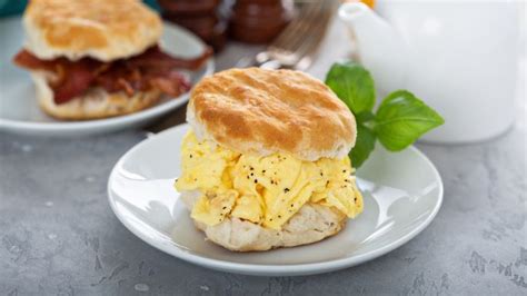 Prepara Unos Deliciosos Bisquets Rellenos De Huevo Y Tocino Para Un