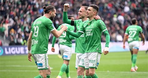 Ligue 2 Saint Etienne Monte Sur Le Podium Angers Et Bordeaux Calent