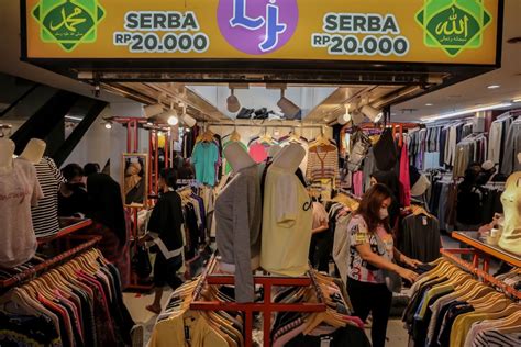 Pedagang Baju Bekas Pasar Senen Protes Saat Diminta Jual Produk Lokal