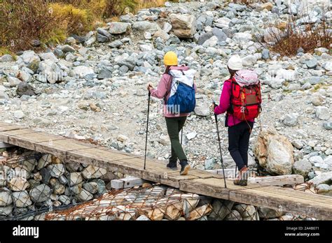 Deux Femmes Traversant Banque De Photographies Et Dimages Haute