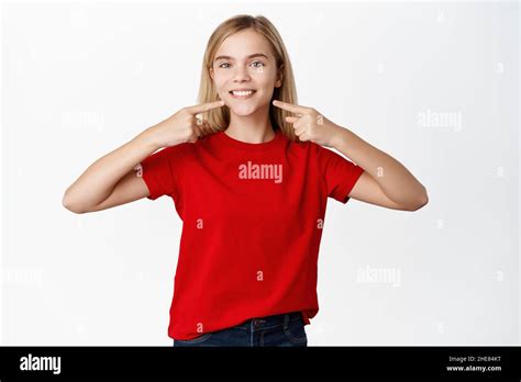 Souriant bonne blonde petite fille montrant ses dents blanches saines sourire parfait après le