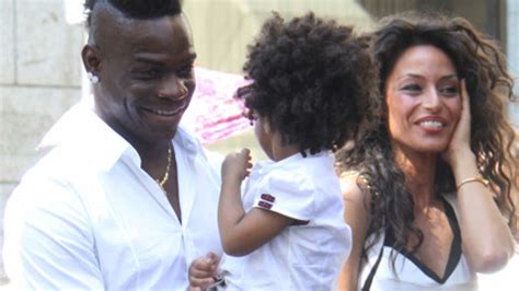 Mario Balotelli Figlia Pia Cresciuta Ha Fatto La Comunione