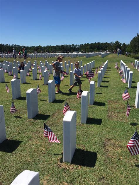 Ahead of Memorial Day Volunteers Place 11,000 Flags At Jacksonville National Cemetery | WJCT NEWS