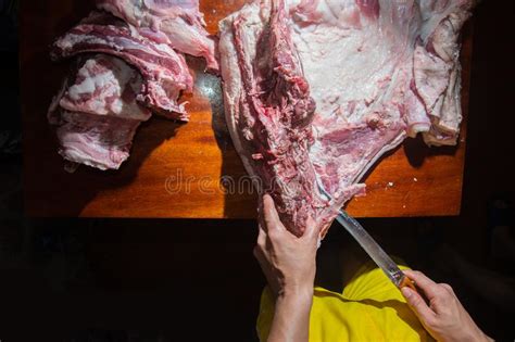 Massacre A Carne De Carne De Porco Do Corte Na Cozinha Cozinheiro