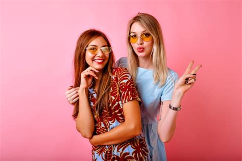 Deux Jolies Sœurs Heureuses Meilleures Amies Hipster Femmes S amusant