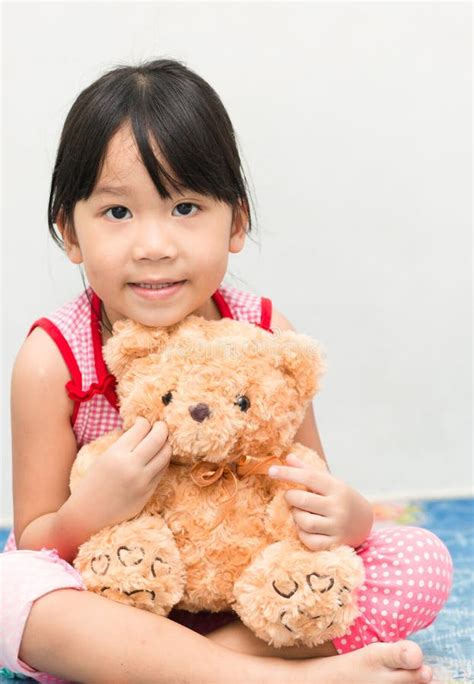 Petite Fille Asiatique Mignonne Sur Le Costume De Bikini Photo Stock