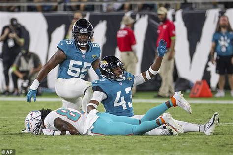 Dolphins Star Daewood Davis Carted Off In Nfl Preseason Game Against