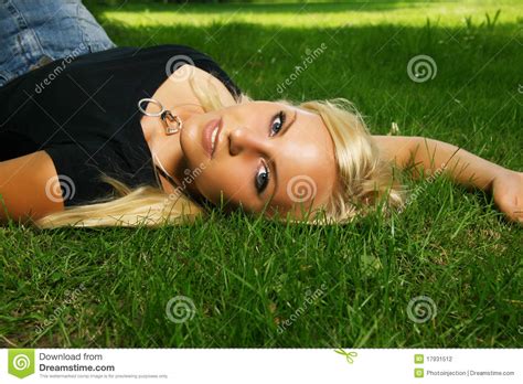 Fille Blonde Dents Blanches Dans L Herbe Photo Stock Image Du Vert Centrale 17931512