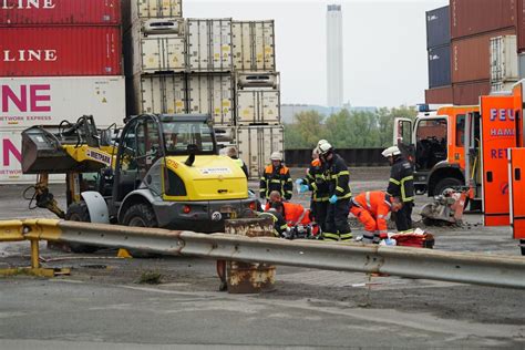 Unter Bagger Eingeklemmt J Hriger Stirbt Nach Arbeitsunfall In