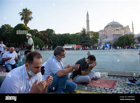 Devotos Musulmanes Participan En Las Oraciones De Eid Al Adha En La