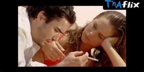 Luz Cipriota Lesbian Bikini Scene In Historias De Amor Duram Apenas Minutos Maria Ribeiro