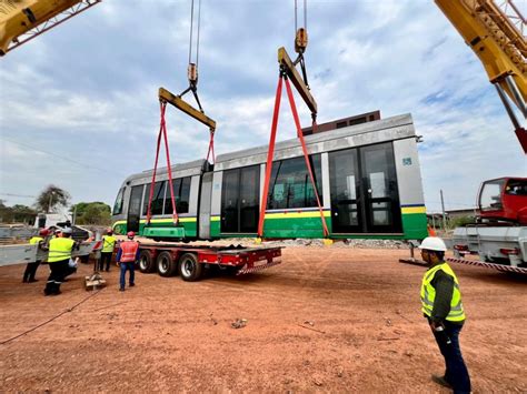 Novos trens do VLT de Salvador são transportados para fábrica em SP