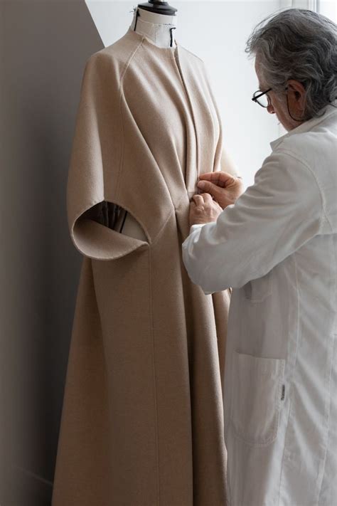 Épinglé par F l o r e n c e Dhulmès sur L Atelier Couture en 2024