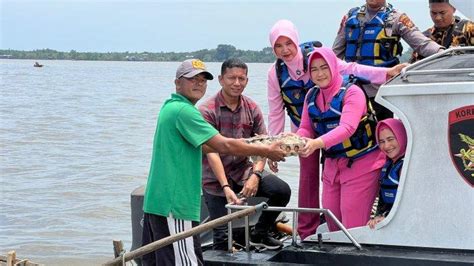 Bhayangkari Meranti Berikan Bansos Kepada Sejumlah Nelayan Di Atas