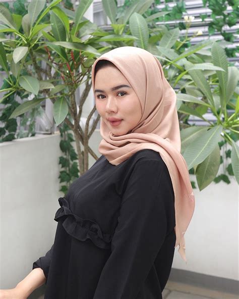 Pin By Henri On Jilbab Cantik Beautiful Hijab Blonde Beauty Fashion