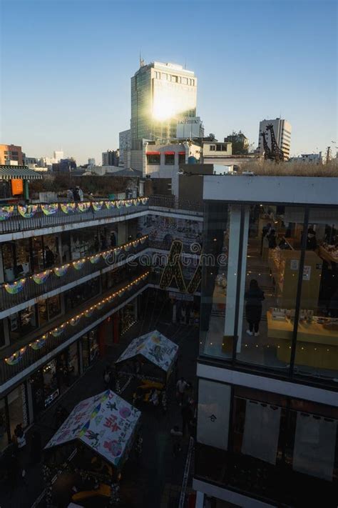 Complexo De Compras Ssamziegil Telhado Em Insadong Andando Rua