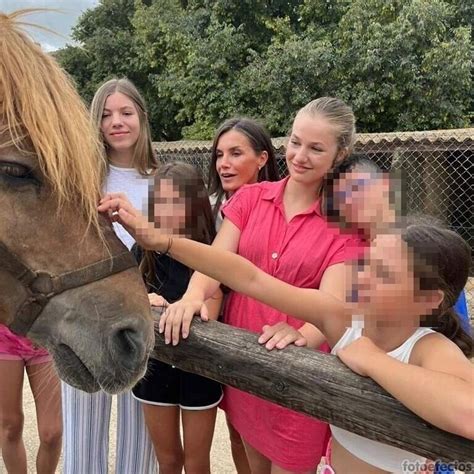 El Vestido Camisero Tendencia Es El Que Lleva La Princesa Leonor Por