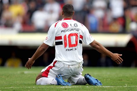 Há 12 Anos Adriano Se Despedia Do São Paulo Com Gol E Eliminação Na