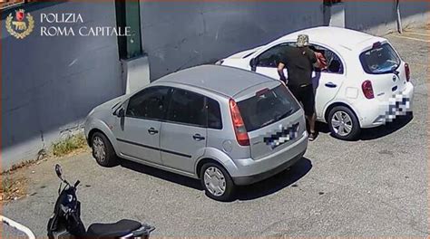 Muratella Rompe Un Vetro Di Un Auto Per Rubare Uno Zaino Ladro