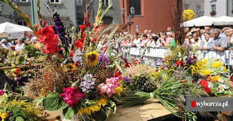 Bukiety na święto Matki Boskiej Zielnej jakie są w nich zioła i kwiaty