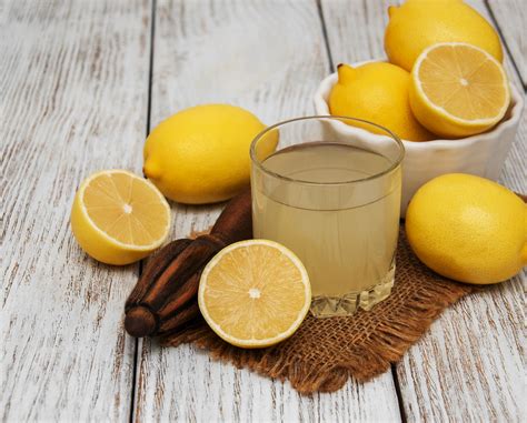 How To Juice A Lemon Without A Juicer Easy Ways Homes Guide