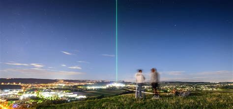 Einfach überirdisch Grüner Mega Laser leuchtet über Stuttgart und der