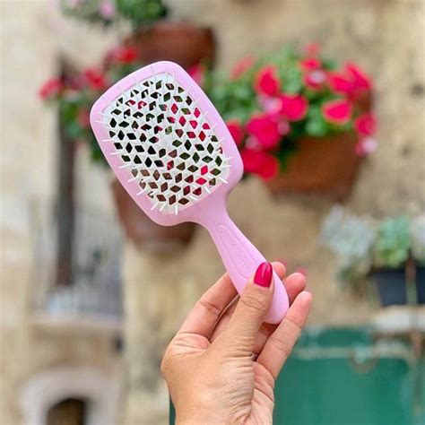 Професійні гребінці для волосся в Києві від компанії "Onik Beauty".